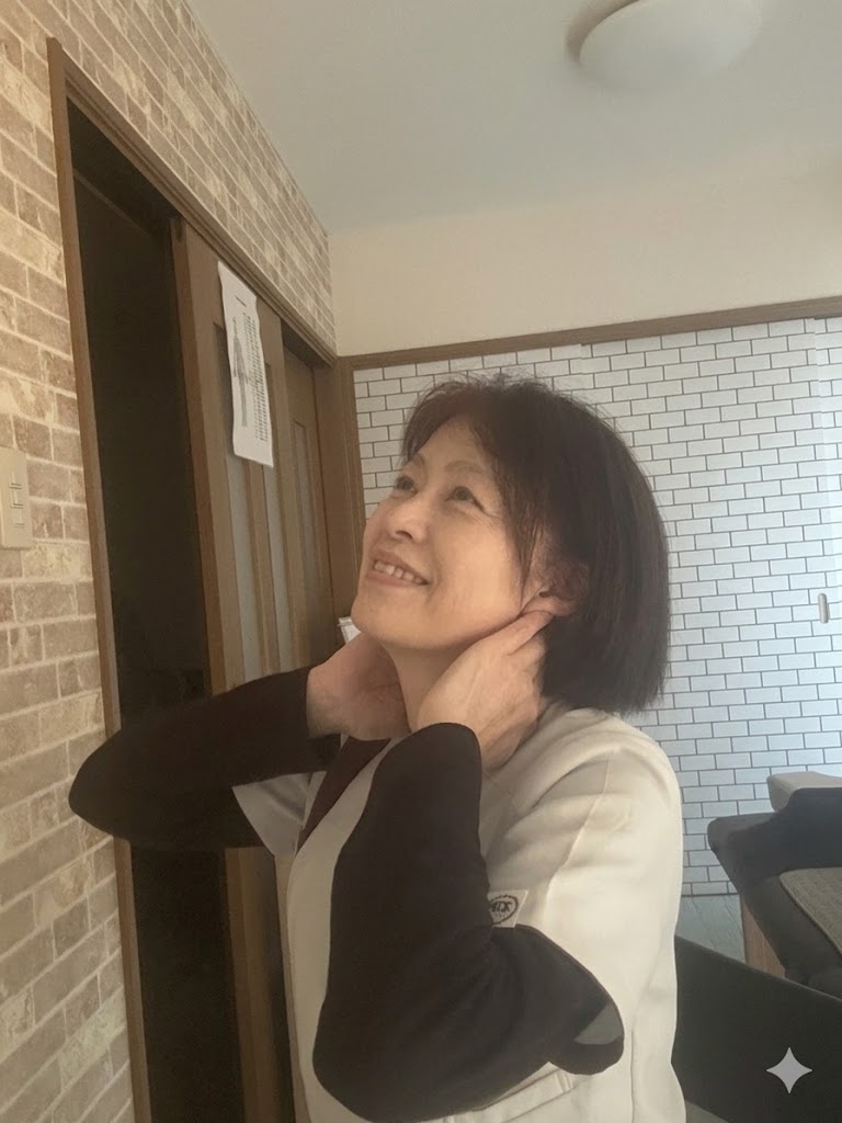 dolmil(ドルミル)での2ヶ月間のJTAと神経整体により、首の痛みが完全に消え、スムーズに上を向けるようになった野口院長の笑顔