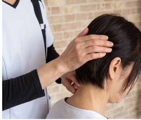 二重あごの原因となる顎下の「たたまり」と首の角度をチェックする専門的な姿勢分析