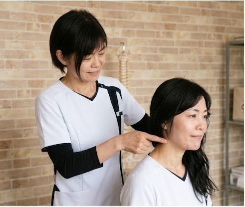 二重あごの原因となる首の角度をチェックする整体師